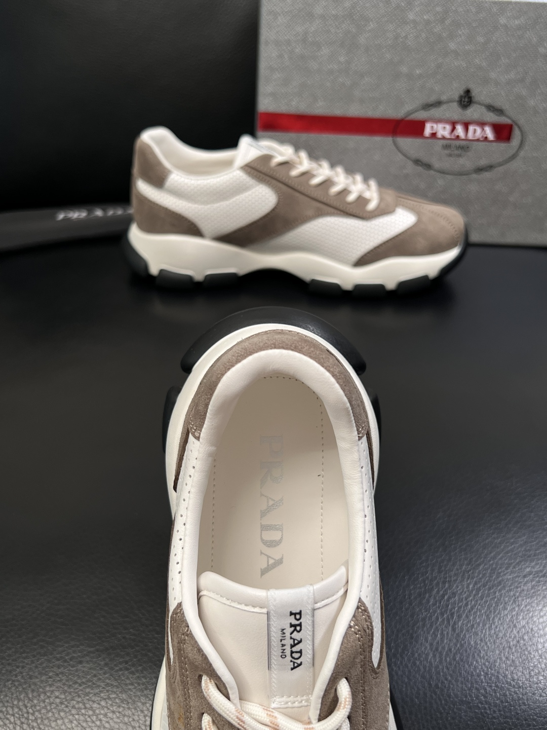 PRADA  高品质  顶级工艺品 普拉达 专柜同步 原厂配置，意大利进口原版牛皮面料，透气舒适进口水染