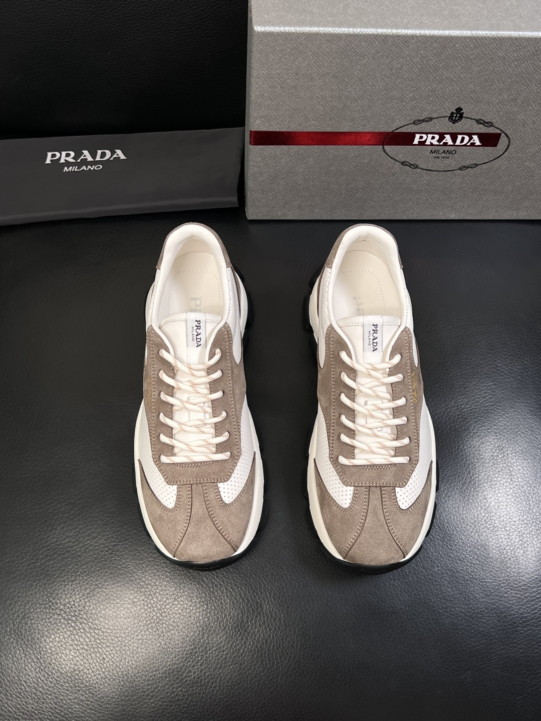 PRADA  高品质  顶级工艺品 普拉达 专柜同步 原厂配置，意大利进口原版牛皮面料，透气舒适进口水染