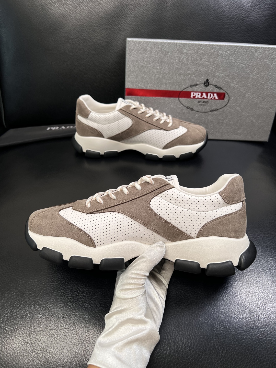 PRADA  高品质  顶级工艺品 普拉达 专柜同步 原厂配置，意大利进口原版牛皮面料，透气舒适进口水染
