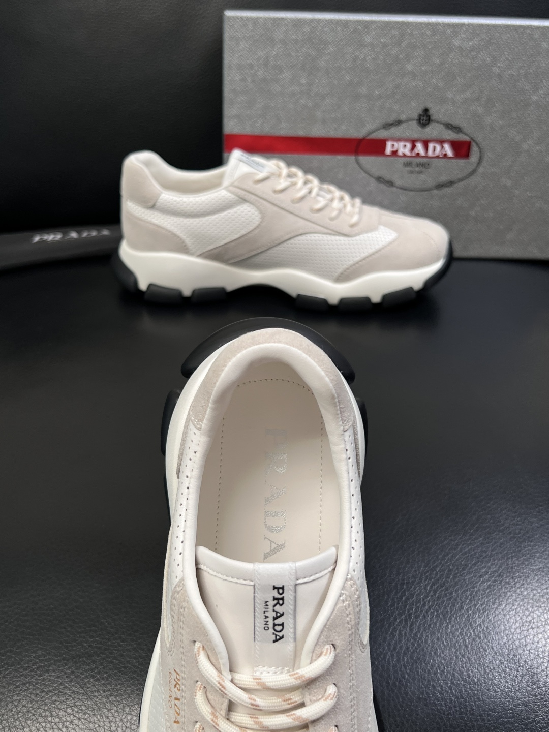 PRADA  高品质  顶级工艺品 普拉达 专柜同步 原厂配置，意大利进口原版牛皮面料，透气舒适进口水染