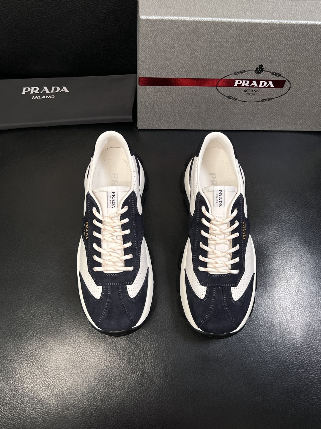 PRADA  高品质  顶级工艺品 普拉达 专柜同步 原厂配置，意大利进口原版牛皮面料，透气舒适进口水染