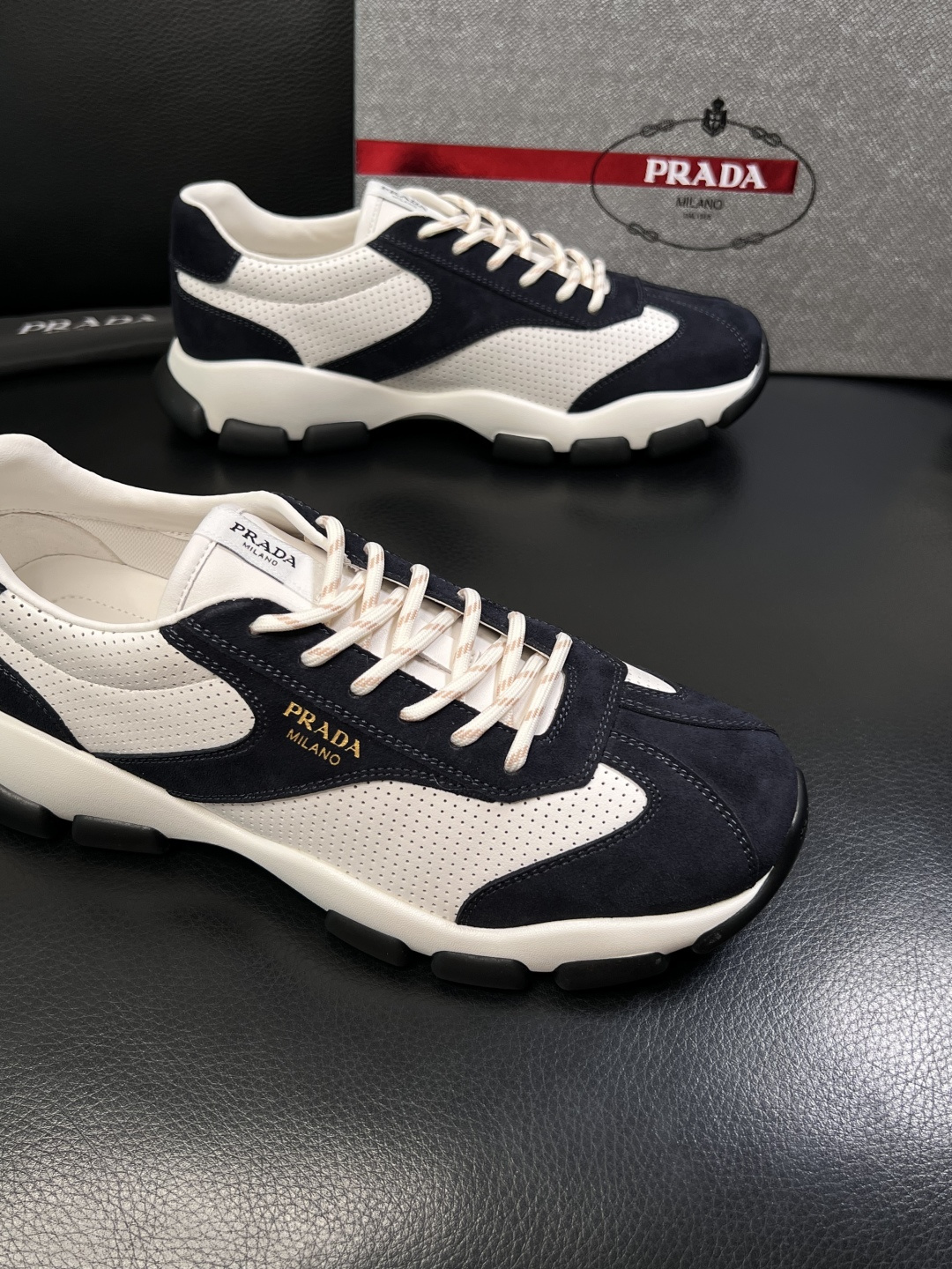 PRADA  高品质  顶级工艺品 普拉达 专柜同步 原厂配置，意大利进口原版牛皮面料，透气舒适进口水染