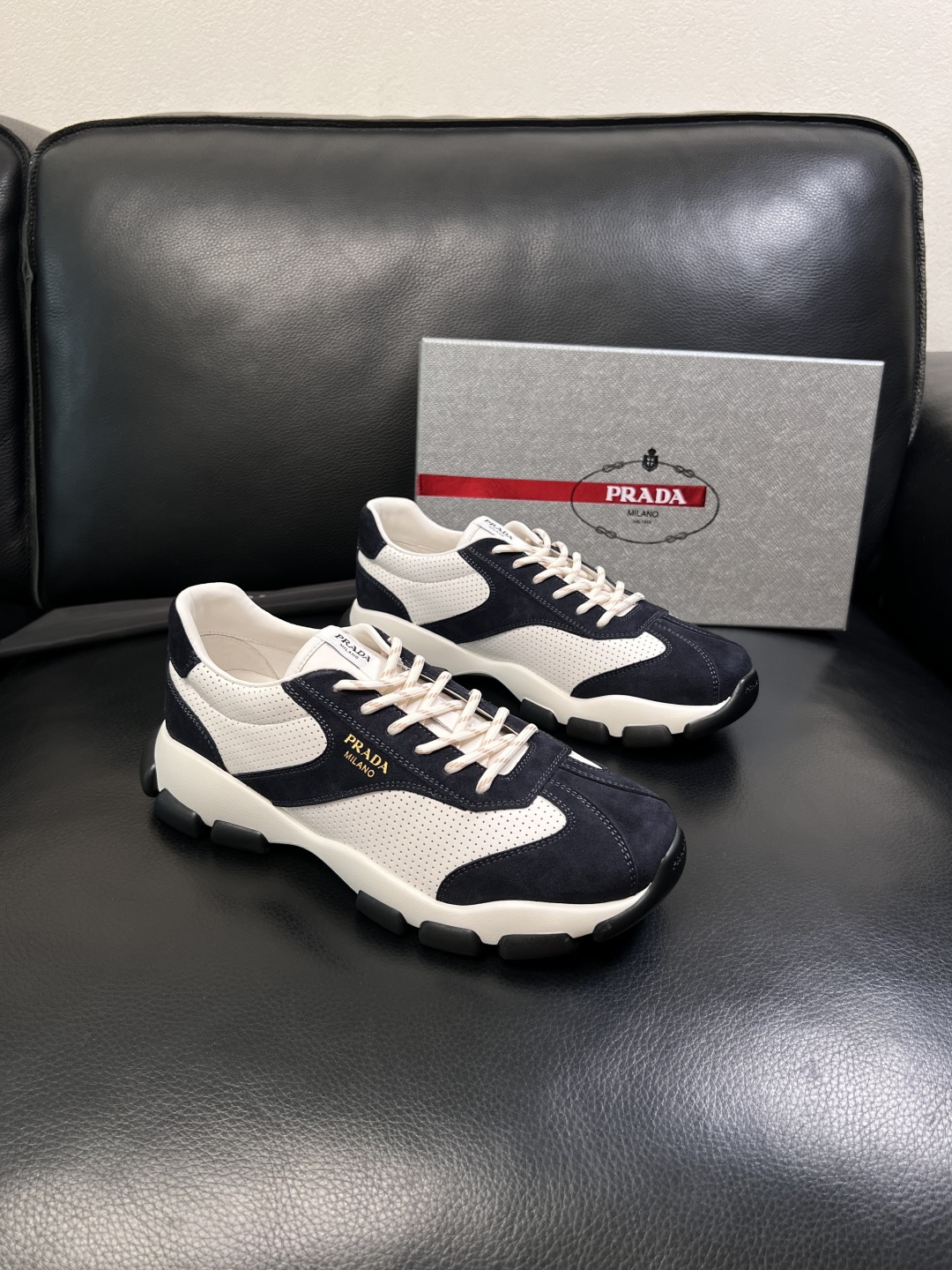 PRADA  高品质  顶级工艺品 普拉达 专柜同步 原厂配置，意大利进口原版牛皮面料，透气舒适进口水染