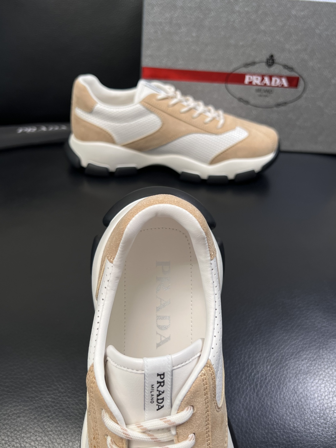 PRADA  高品质  顶级工艺品 普拉达 专柜同步 原厂配置，意大利进口原版牛皮面料，透气舒适进口水染