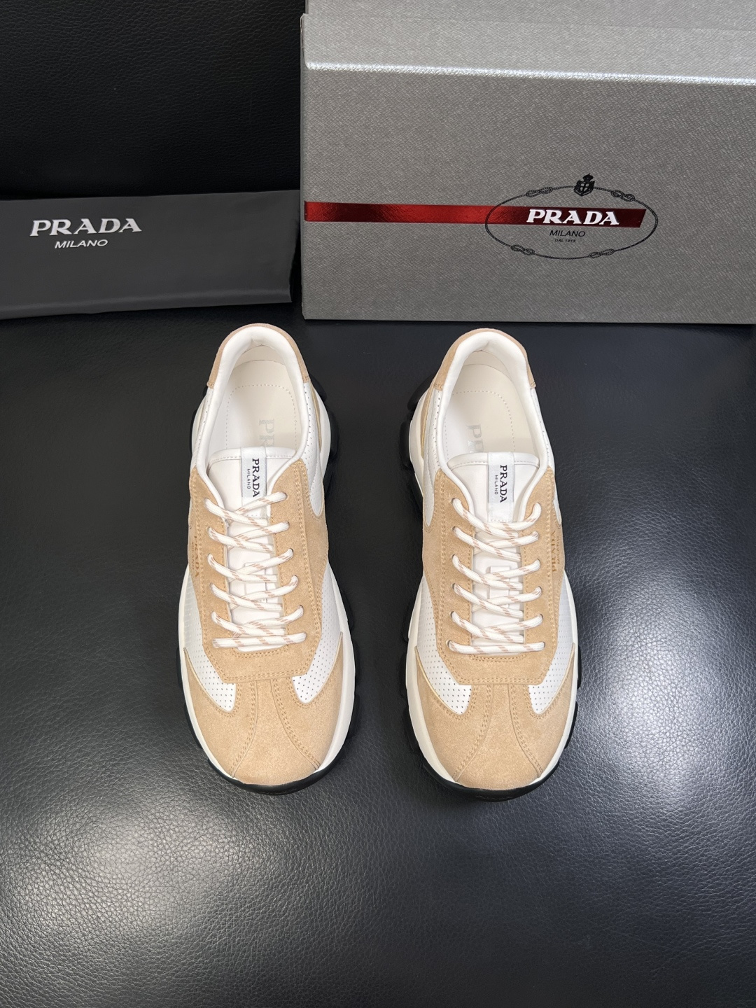 PRADA  高品质  顶级工艺品 普拉达 专柜同步 原厂配置，意大利进口原版牛皮面料，透气舒适进口水染