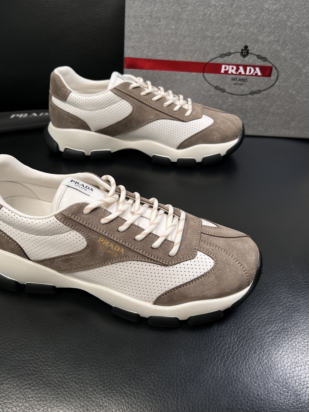 PRADA  高品质  顶级工艺品 普拉达 专柜同步 原厂配置，意大利进口原版牛皮面料，透气舒适进口水染
