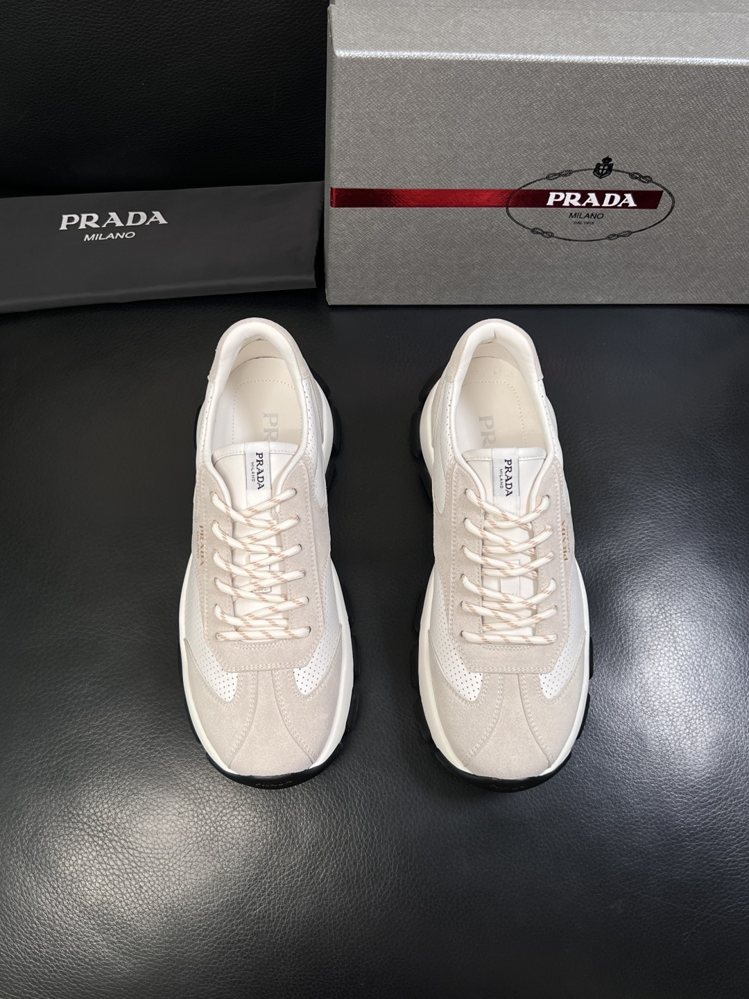 PRADA  高品质  顶级工艺品 普拉达 专柜同步 原厂配置，意大利进口原版牛皮面料，透气舒适进口水染