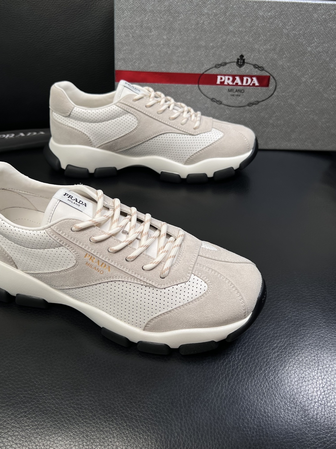 PRADA  高品质  顶级工艺品 普拉达 专柜同步 原厂配置，意大利进口原版牛皮面料，透气舒适进口水染