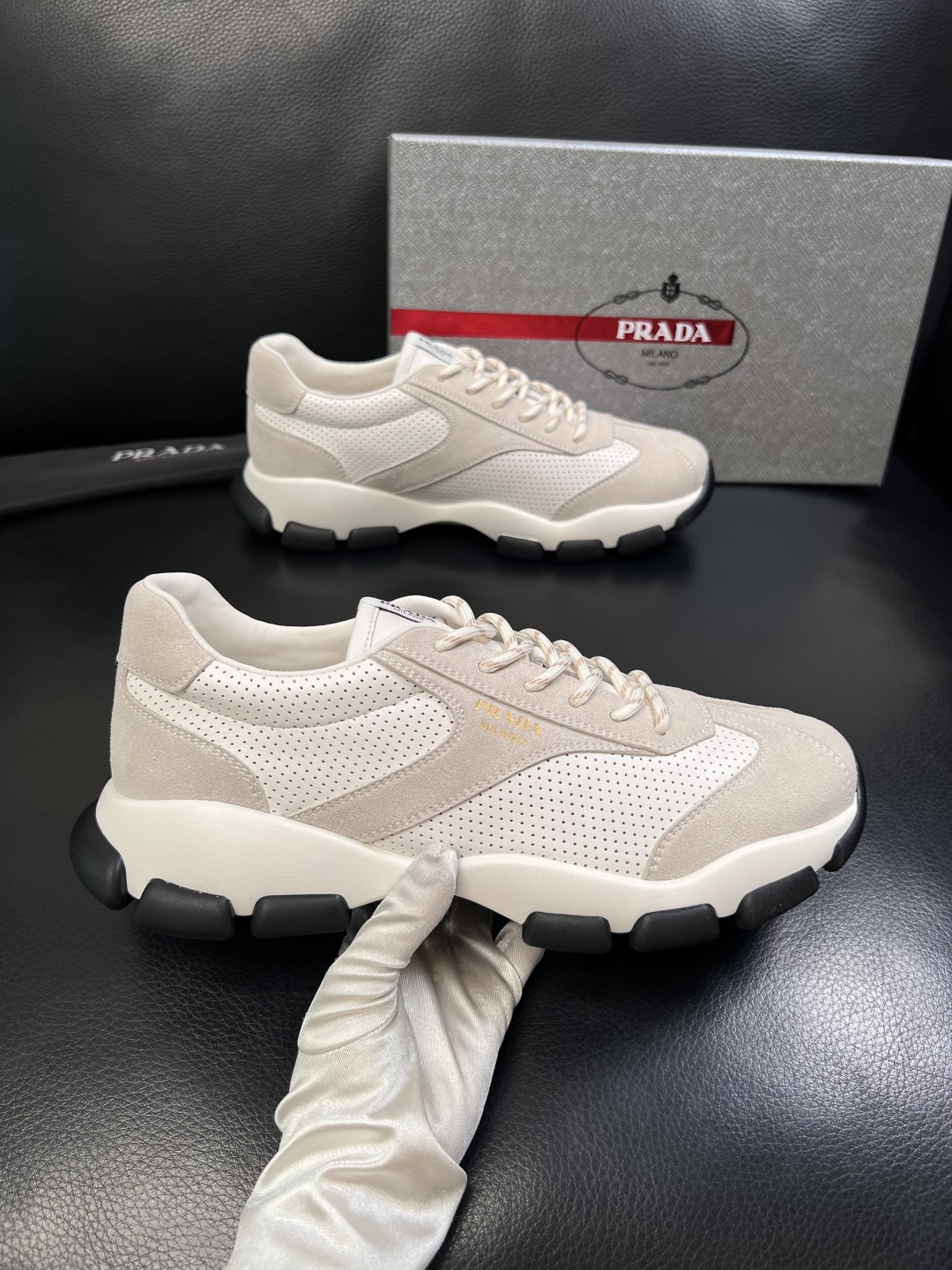 PRADA  高品质  顶级工艺品 普拉达 专柜同步 原厂配置，意大利进口原版牛皮面料，透气舒适进口水染