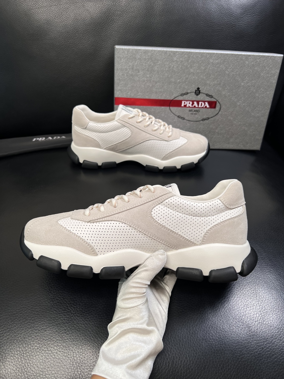 PRADA  高品质  顶级工艺品 普拉达 专柜同步 原厂配置，意大利进口原版牛皮面料，透气舒适进口水染