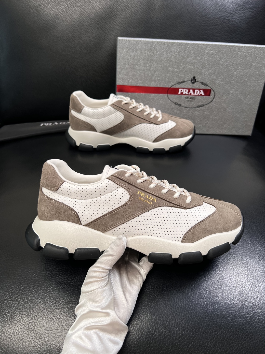 PRADA  高品质  顶级工艺品 普拉达 专柜同步 原厂配置，意大利进口原版牛皮面料，透气舒适进口水染
