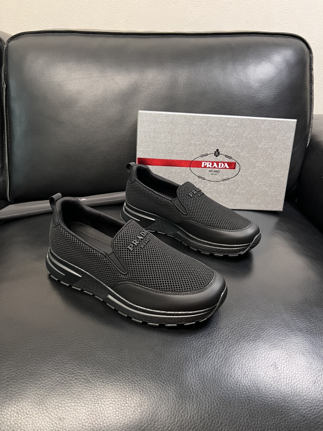 PRADA  高品质  顶级工艺品 普拉达 专柜同步 原厂配置，意大利进口原版牛皮面料，透气舒适进口水染