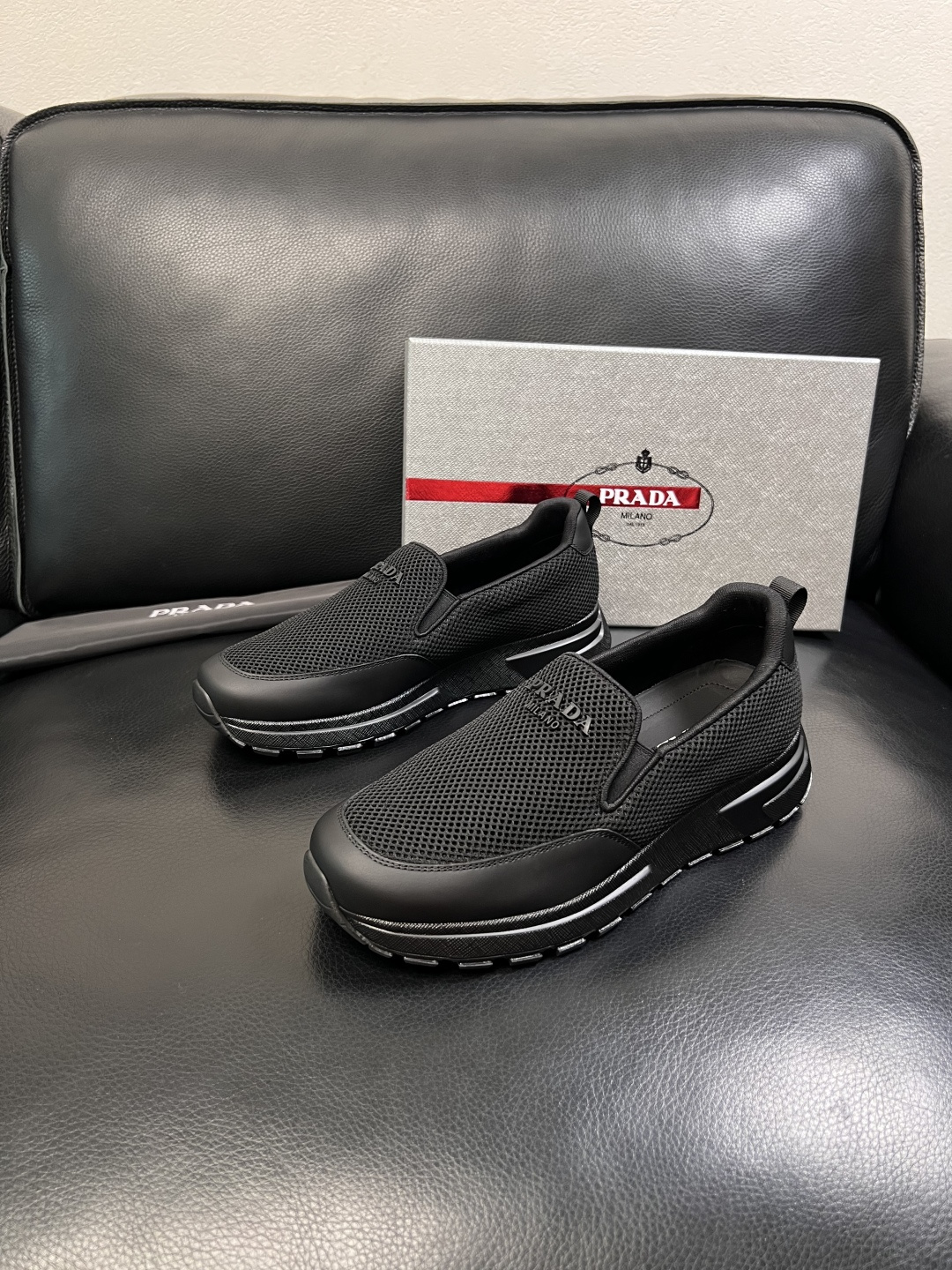 PRADA  高品质  顶级工艺品 普拉达 专柜同步 原厂配置，意大利进口原版牛皮面料，透气舒适进口水染