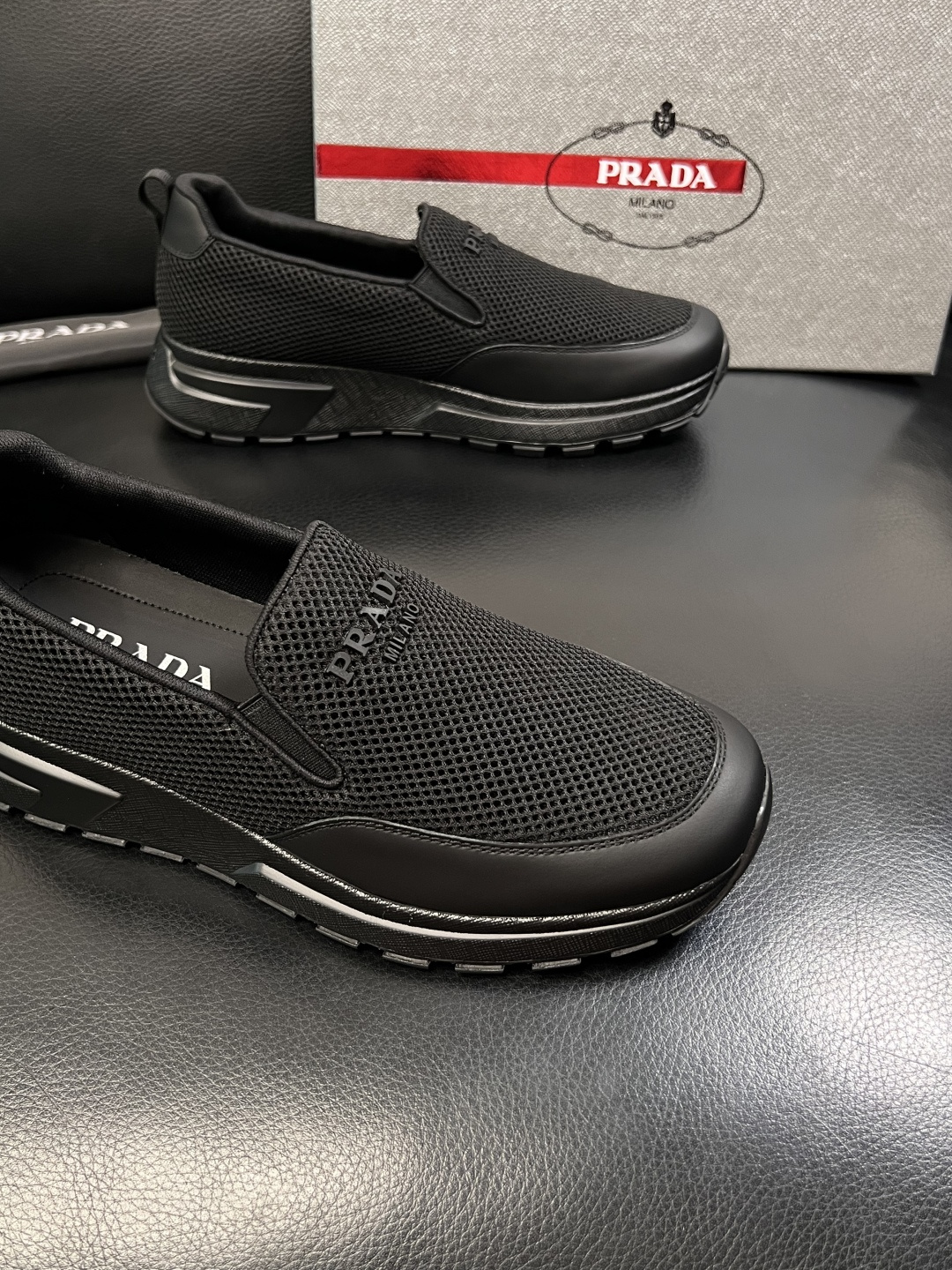 PRADA  高品质  顶级工艺品 普拉达 专柜同步 原厂配置，意大利进口原版牛皮面料，透气舒适进口水染