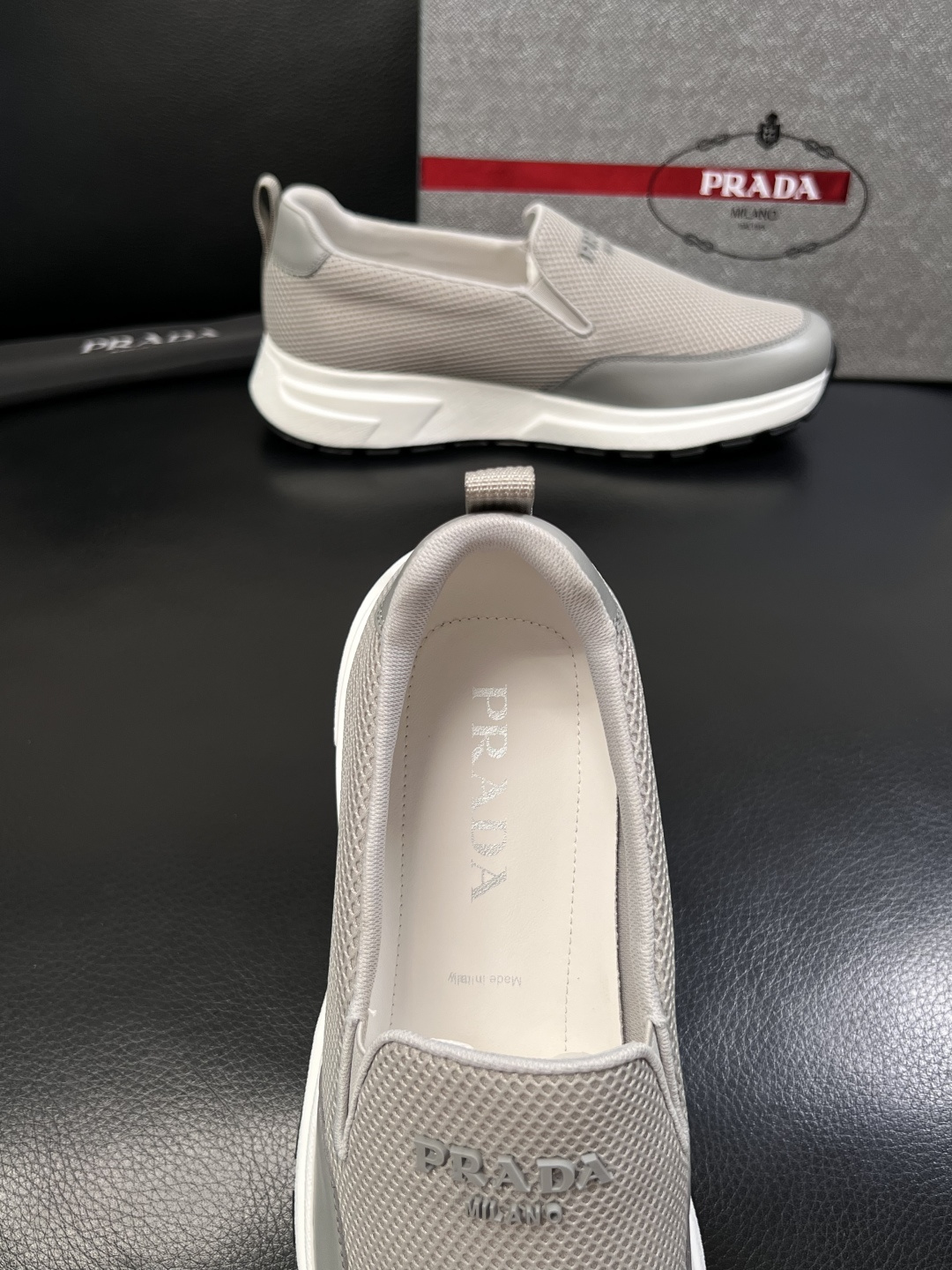 PRADA  高品质  顶级工艺品 普拉达 专柜同步 原厂配置，意大利进口原版牛皮面料，透气舒适进口水染