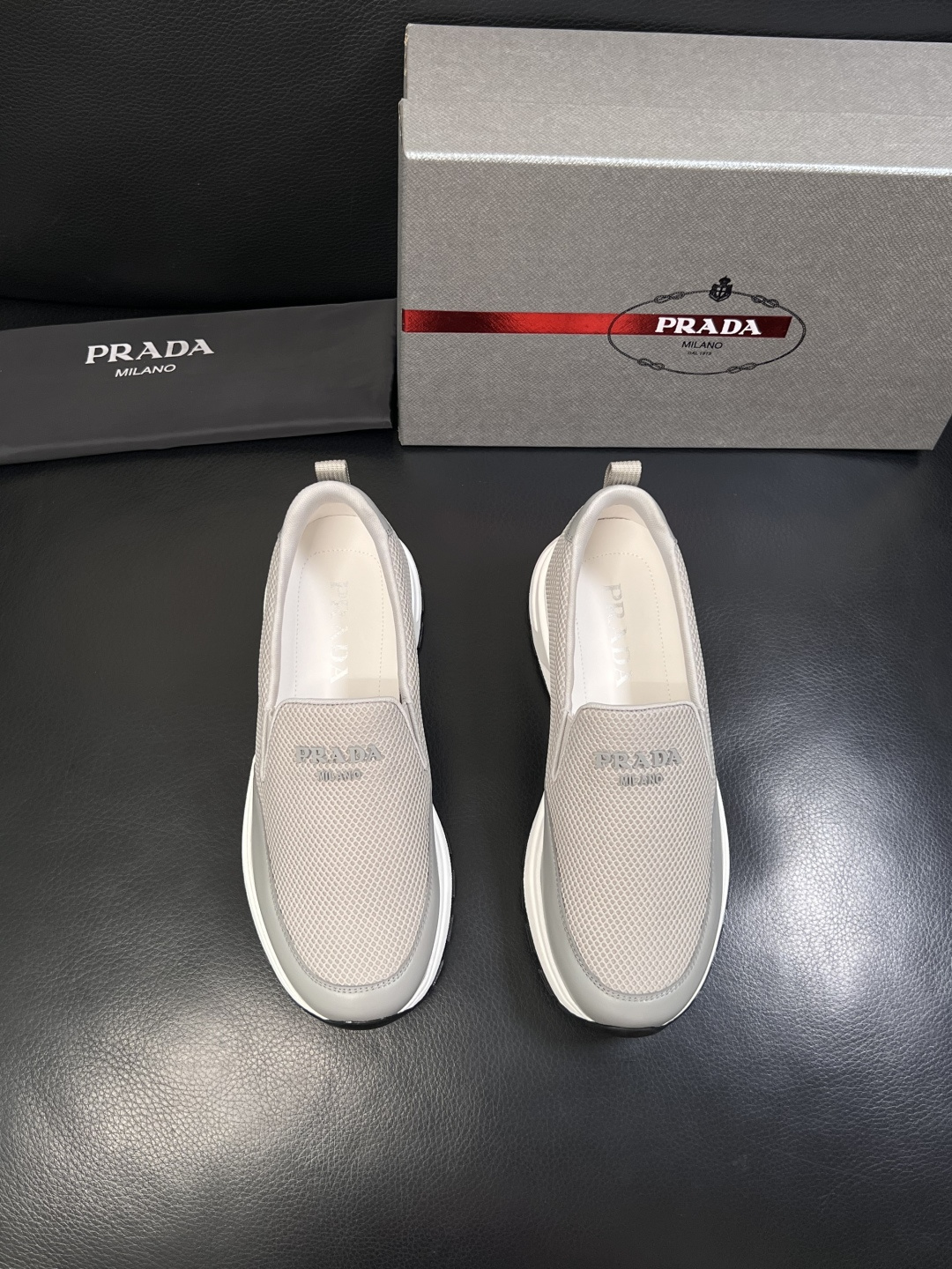 PRADA  高品质  顶级工艺品 普拉达 专柜同步 原厂配置，意大利进口原版牛皮面料，透气舒适进口水染