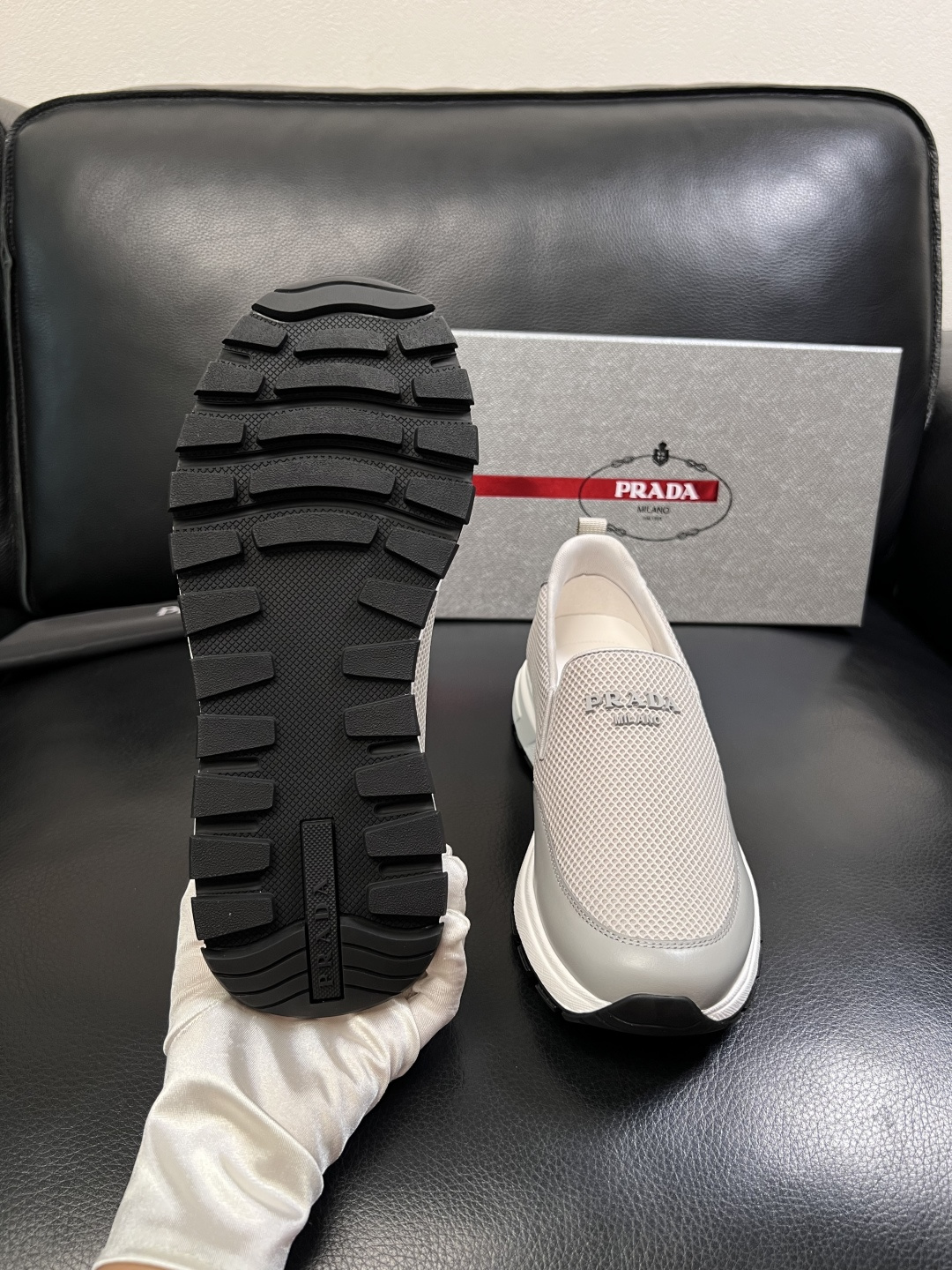 PRADA  高品质  顶级工艺品 普拉达 专柜同步 原厂配置，意大利进口原版牛皮面料，透气舒适进口水染