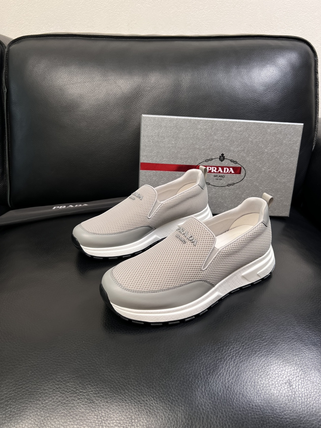 PRADA  高品质  顶级工艺品 普拉达 专柜同步 原厂配置，意大利进口原版牛皮面料，透气舒适进口水染