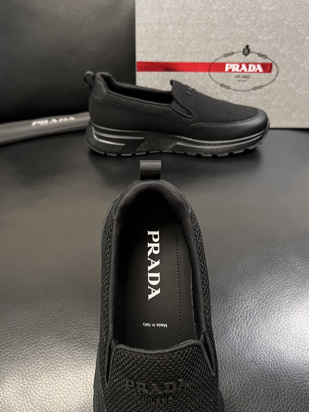 PRADA  高品质  顶级工艺品 普拉达 专柜同步 原厂配置，意大利进口原版牛皮面料，透气舒适进口水染