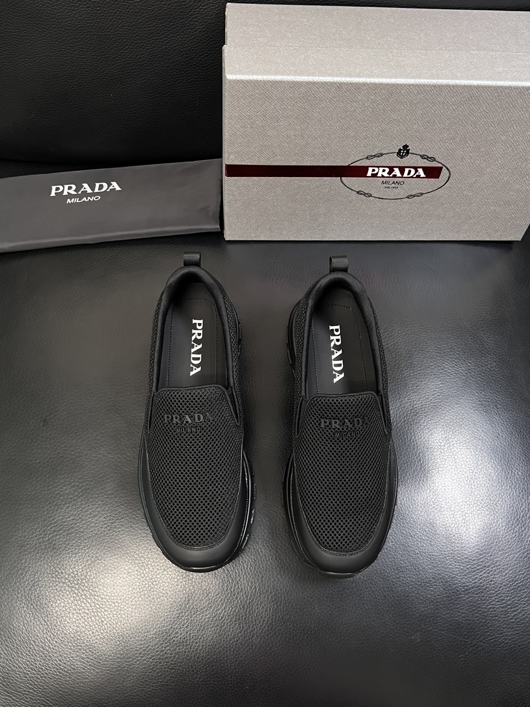 PRADA  高品质  顶级工艺品 普拉达 专柜同步 原厂配置，意大利进口原版牛皮面料，透气舒适进口水染