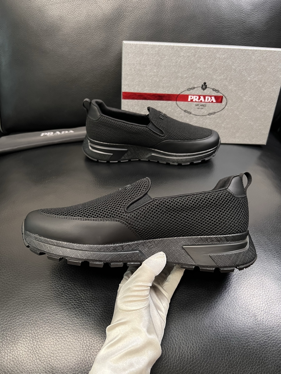 PRADA  高品质  顶级工艺品 普拉达 专柜同步 原厂配置，意大利进口原版牛皮面料，透气舒适进口水染