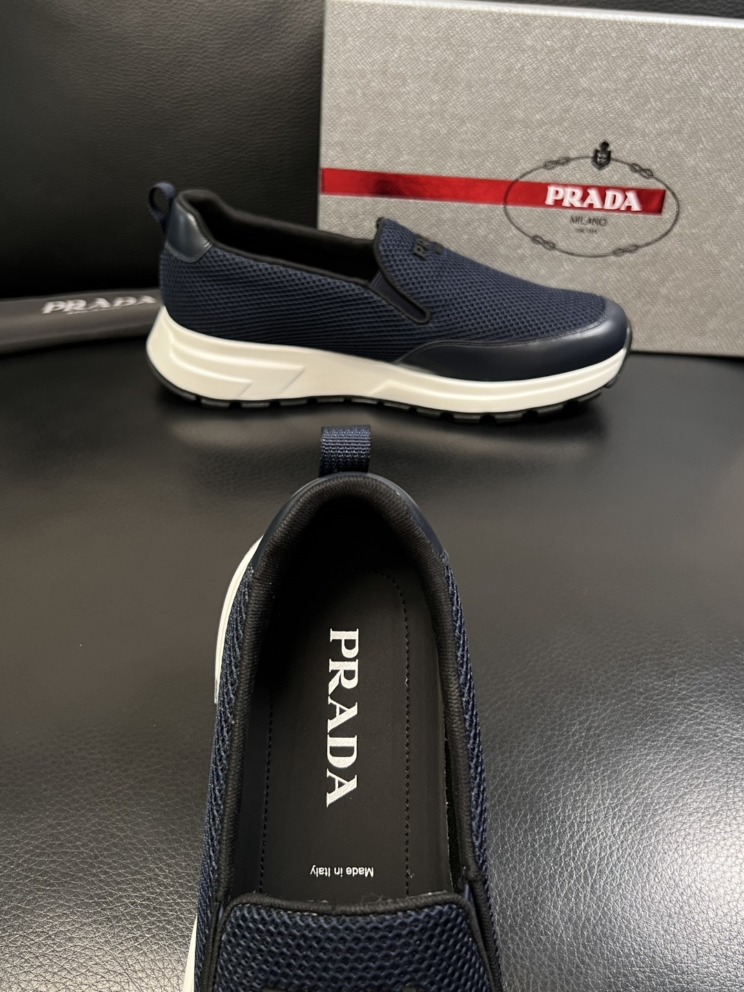 PRADA  高品质  顶级工艺品 普拉达 专柜同步 原厂配置，意大利进口原版牛皮面料，透气舒适进口水染
