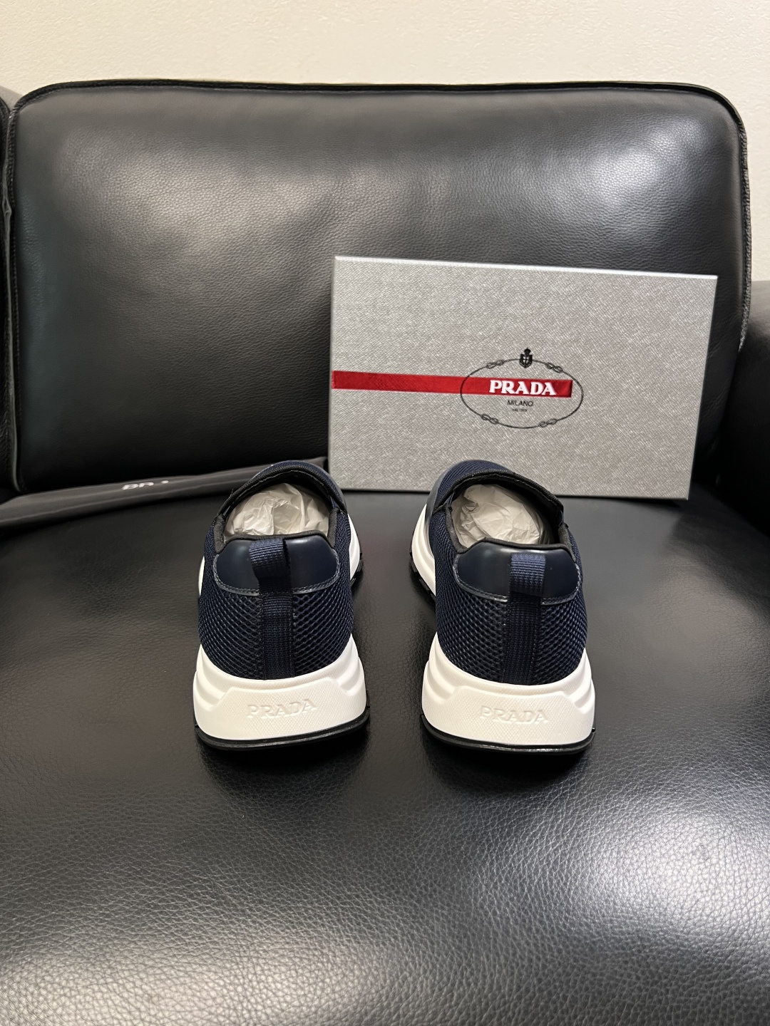 PRADA  高品质  顶级工艺品 普拉达 专柜同步 原厂配置，意大利进口原版牛皮面料，透气舒适进口水染