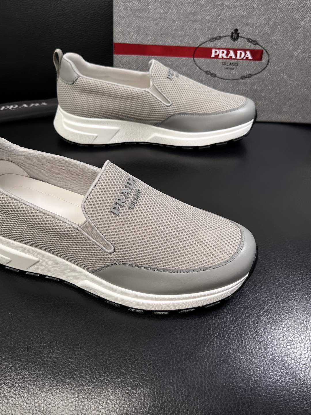 PRADA  高品质  顶级工艺品 普拉达 专柜同步 原厂配置，意大利进口原版牛皮面料，透气舒适进口水染