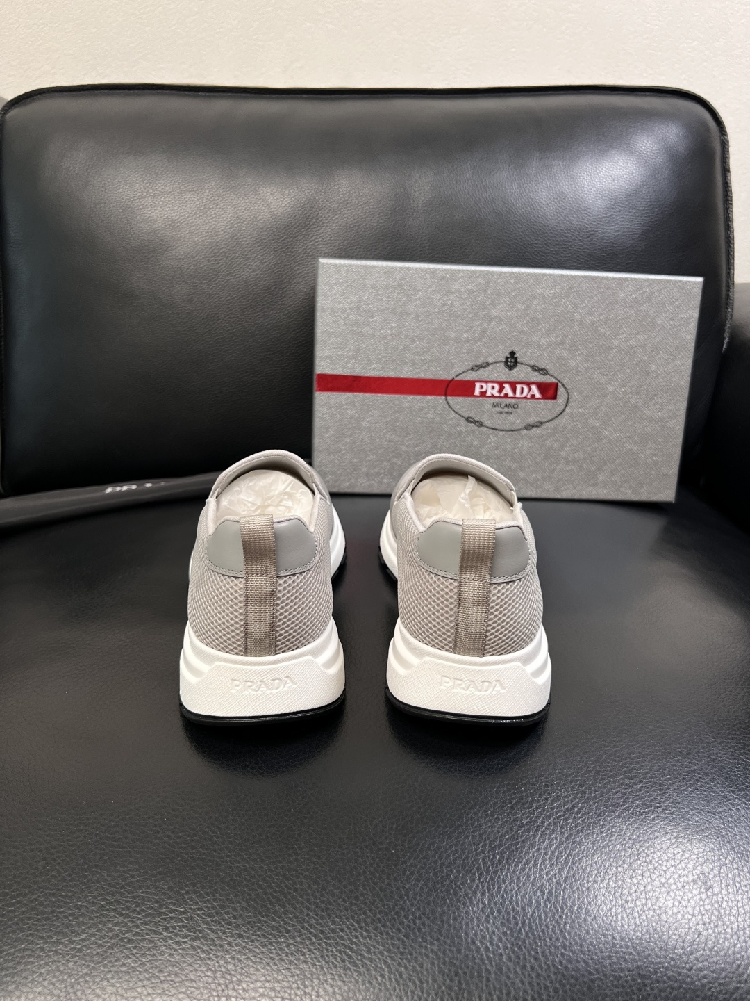 PRADA  高品质  顶级工艺品 普拉达 专柜同步 原厂配置，意大利进口原版牛皮面料，透气舒适进口水染