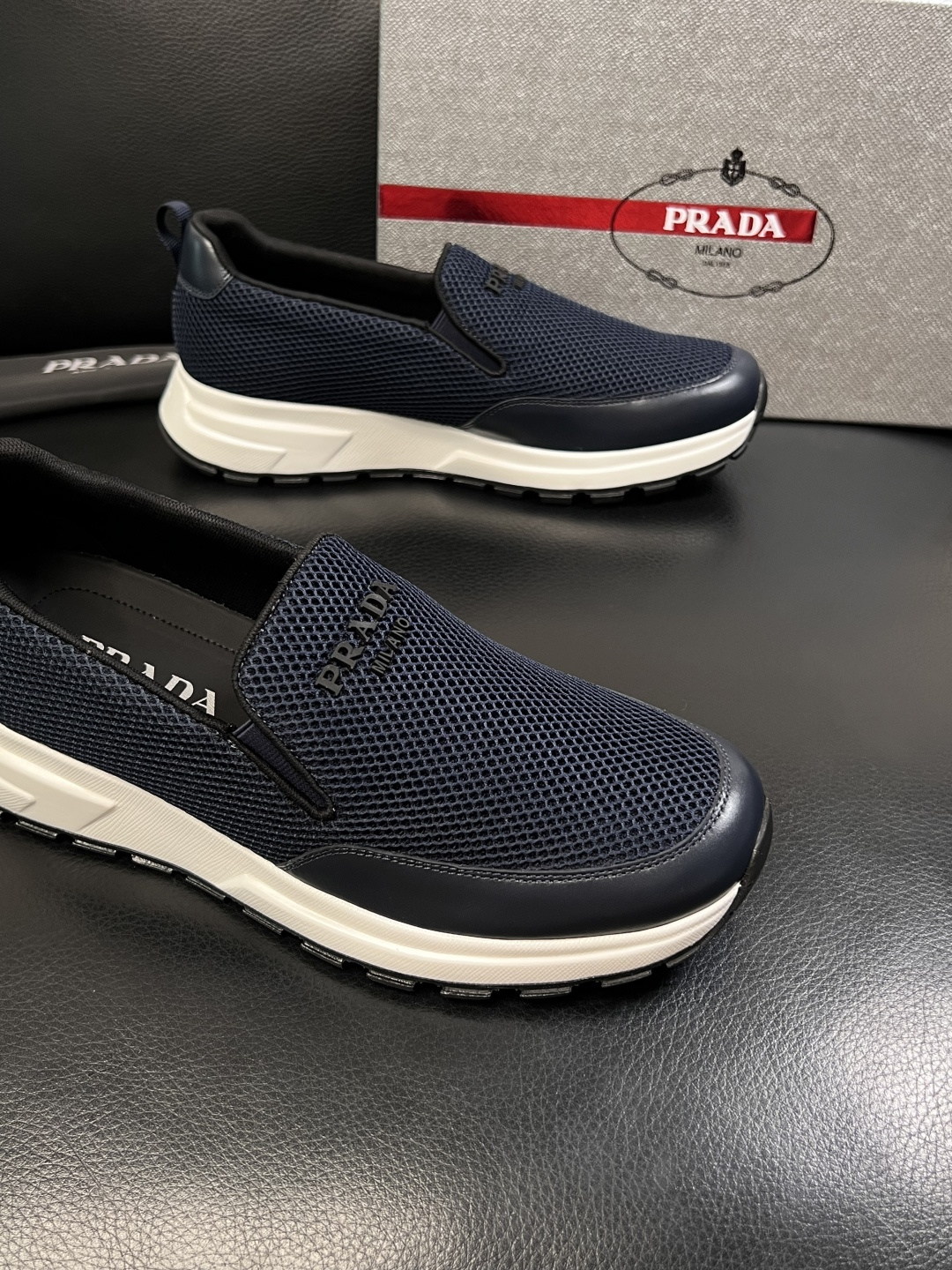 PRADA  高品质  顶级工艺品 普拉达 专柜同步 原厂配置，意大利进口原版牛皮面料，透气舒适进口水染