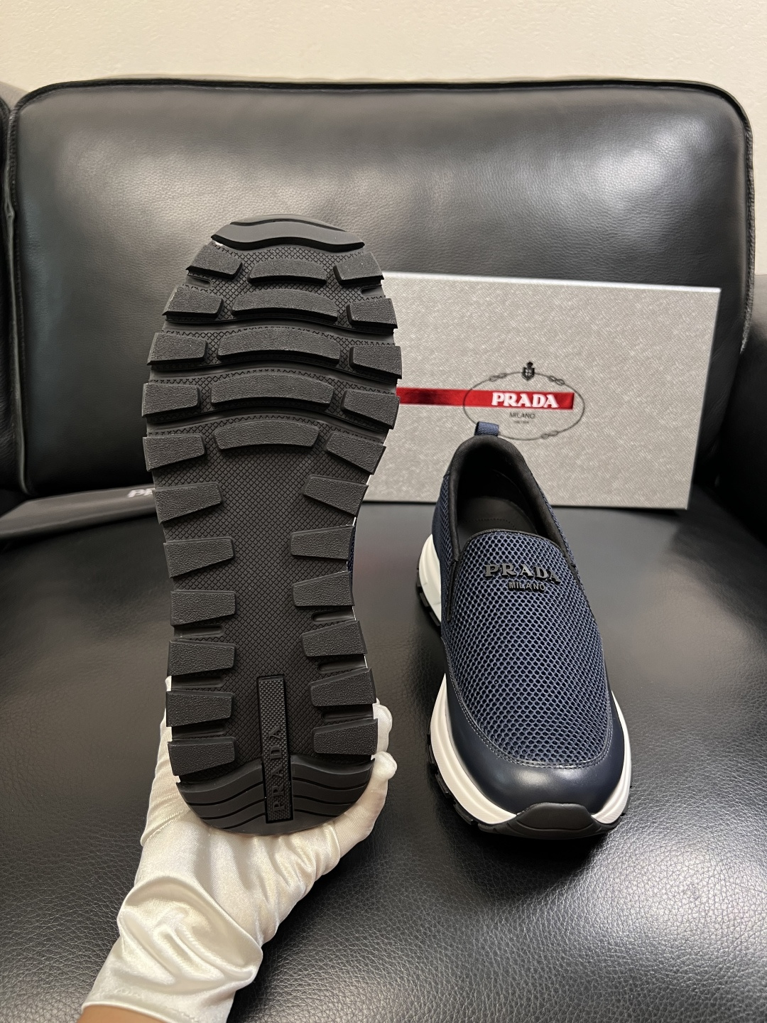 PRADA  高品质  顶级工艺品 普拉达 专柜同步 原厂配置，意大利进口原版牛皮面料，透气舒适进口水染
