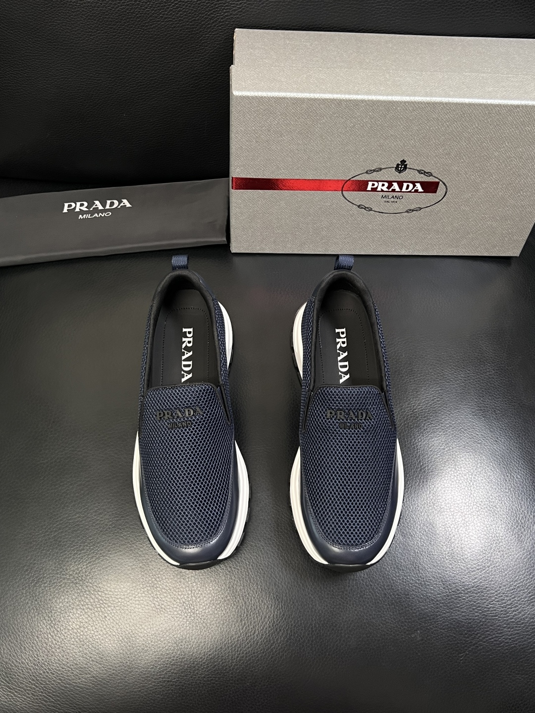 PRADA  高品质  顶级工艺品 普拉达 专柜同步 原厂配置，意大利进口原版牛皮面料，透气舒适进口水染