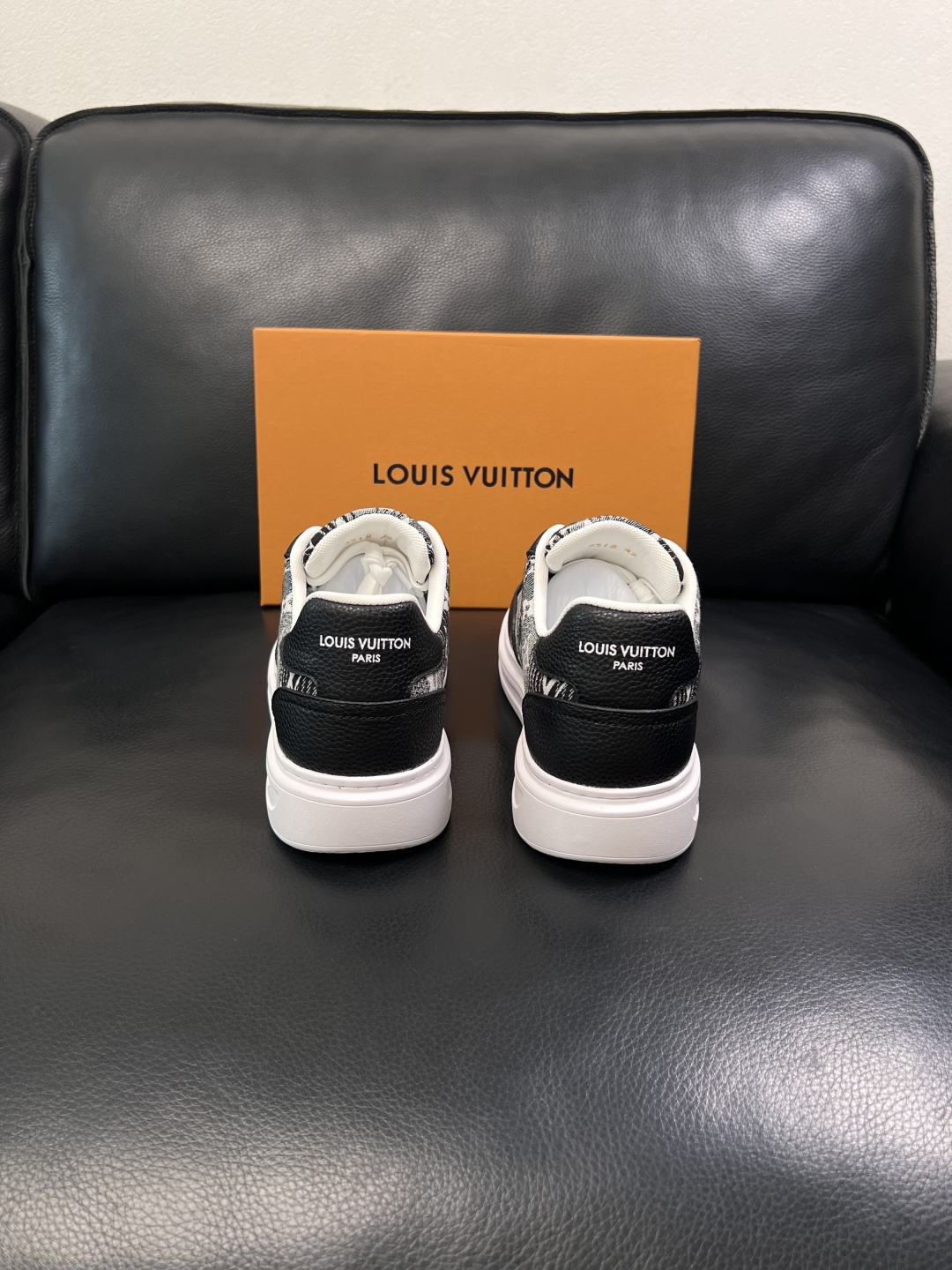 Lv  高品质  顶级工艺品  路易威登，运动板鞋专柜同步，鞋面意大利进口，高品质拼接缤纷色彩复杂工艺品