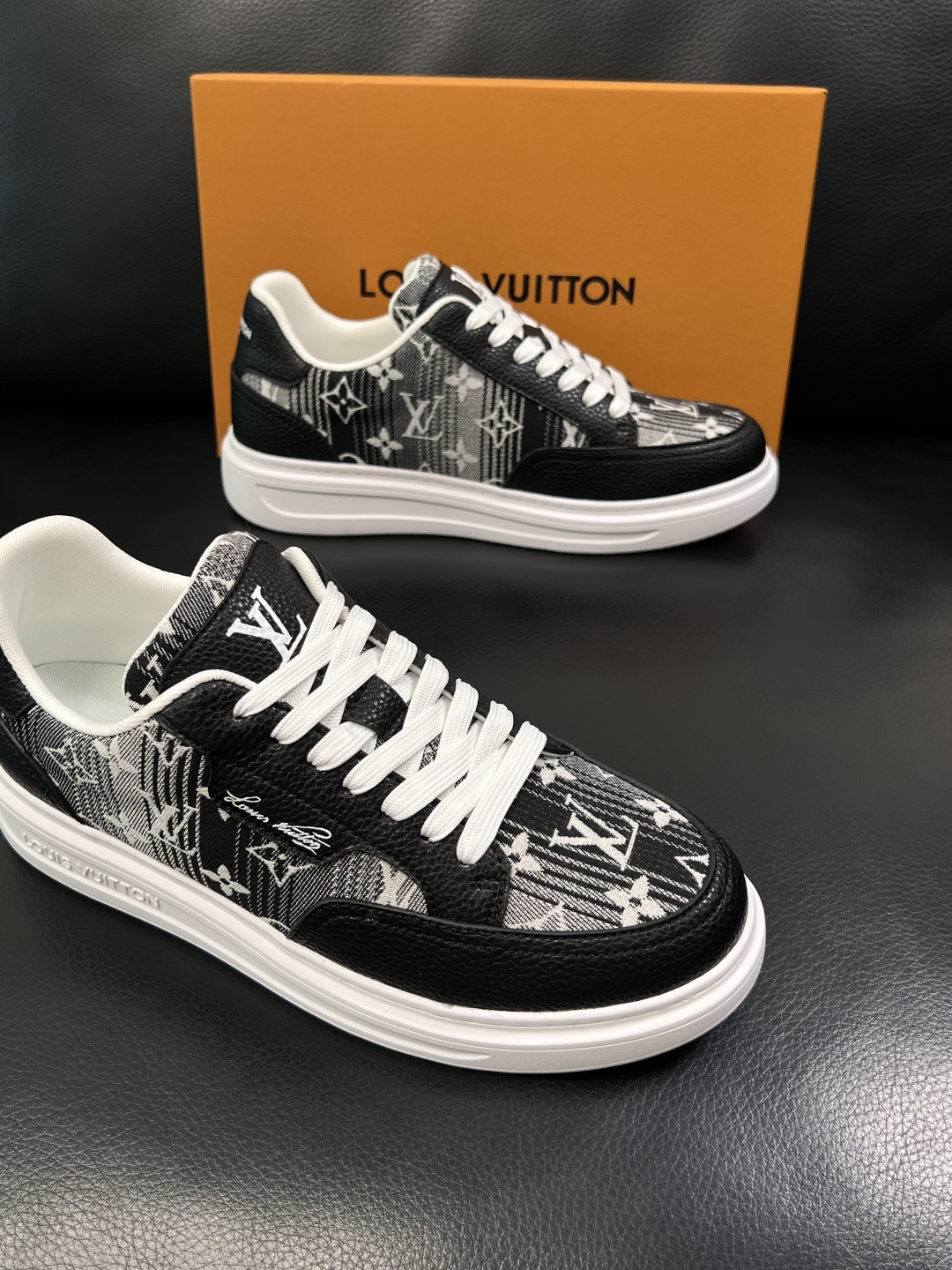 Lv  高品质  顶级工艺品  路易威登，运动板鞋专柜同步，鞋面意大利进口，高品质拼接缤纷色彩复杂工艺品