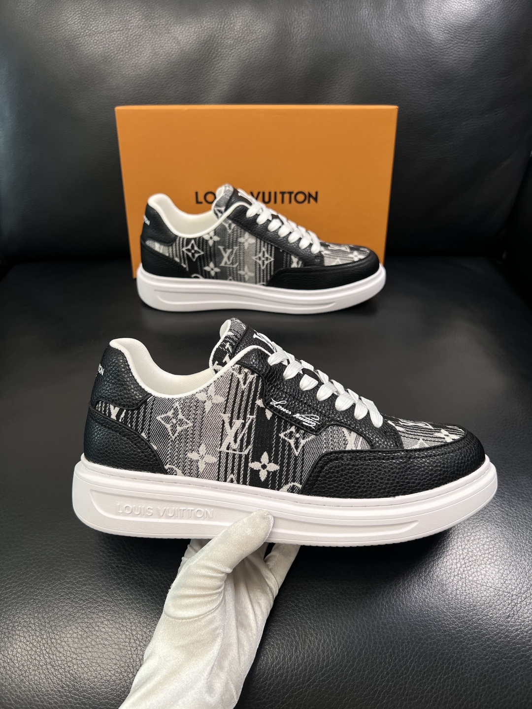 Lv  高品质  顶级工艺品  路易威登，运动板鞋专柜同步，鞋面意大利进口，高品质拼接缤纷色彩复杂工艺品