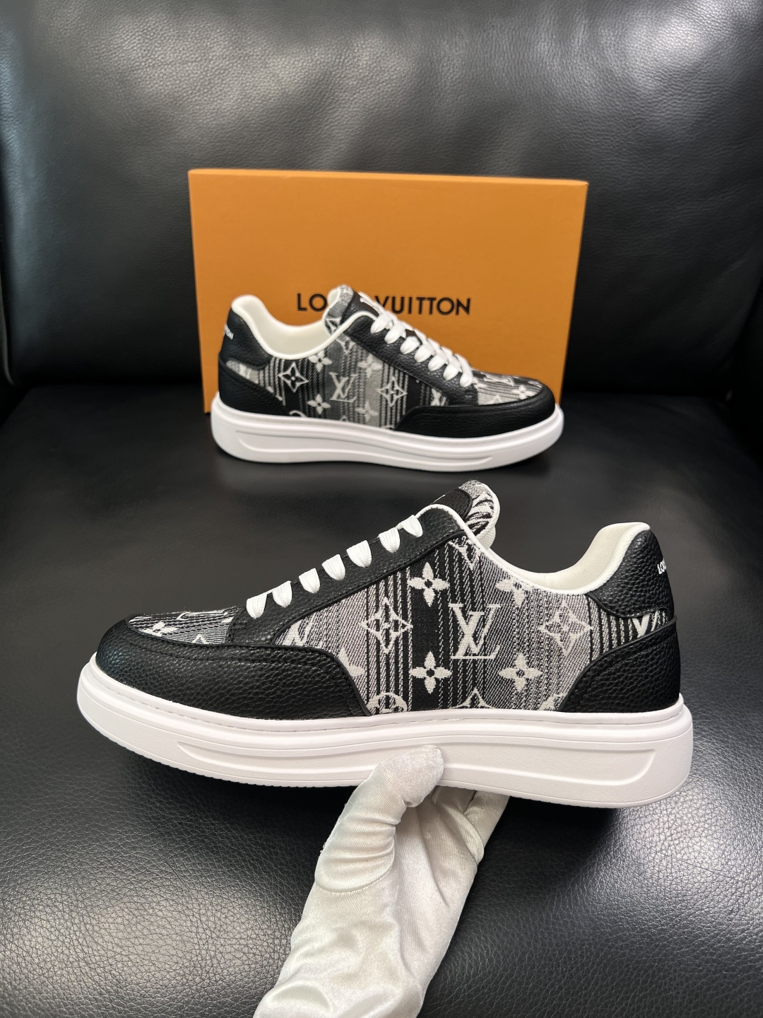 Lv  高品质  顶级工艺品  路易威登，运动板鞋专柜同步，鞋面意大利进口，高品质拼接缤纷色彩复杂工艺品