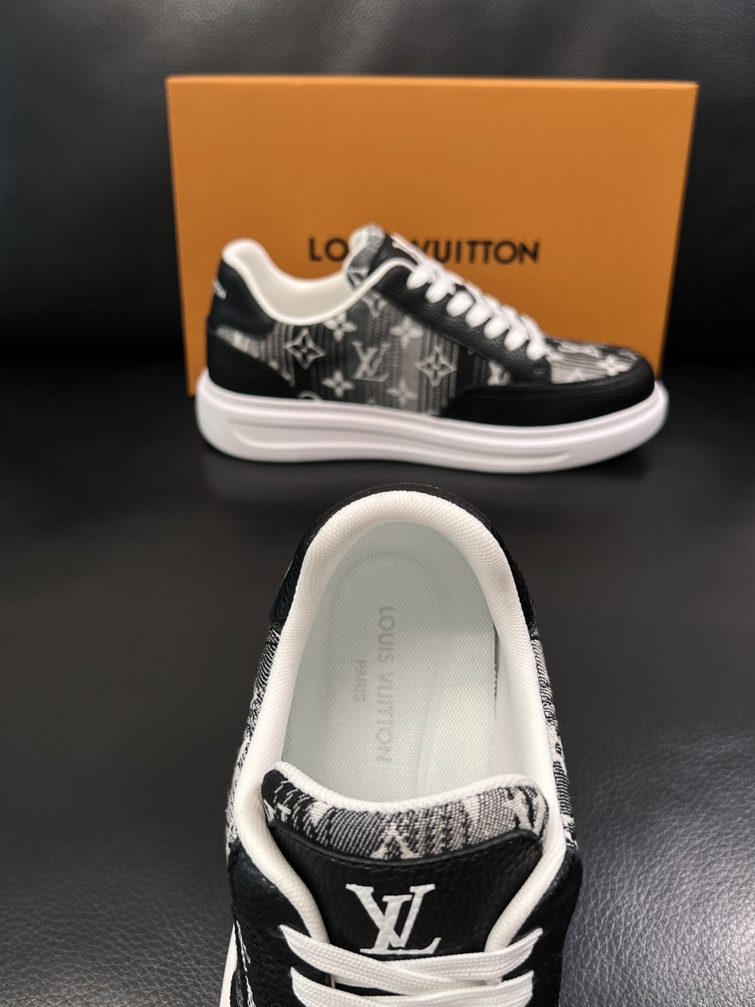 Lv  高品质  顶级工艺品  路易威登，运动板鞋专柜同步，鞋面意大利进口，高品质拼接缤纷色彩复杂工艺品