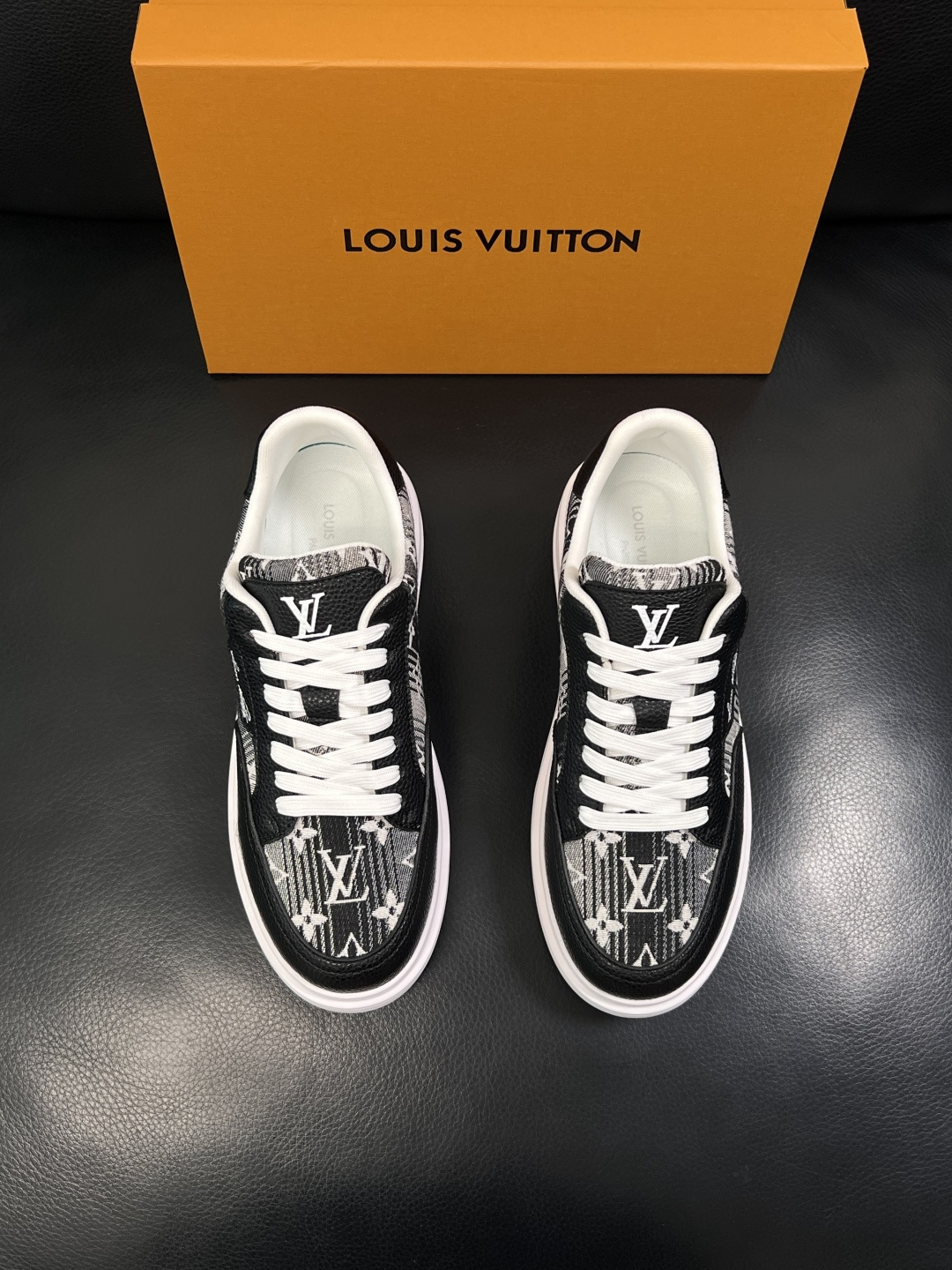Lv  高品质  顶级工艺品  路易威登，运动板鞋专柜同步，鞋面意大利进口，高品质拼接缤纷色彩复杂工艺品