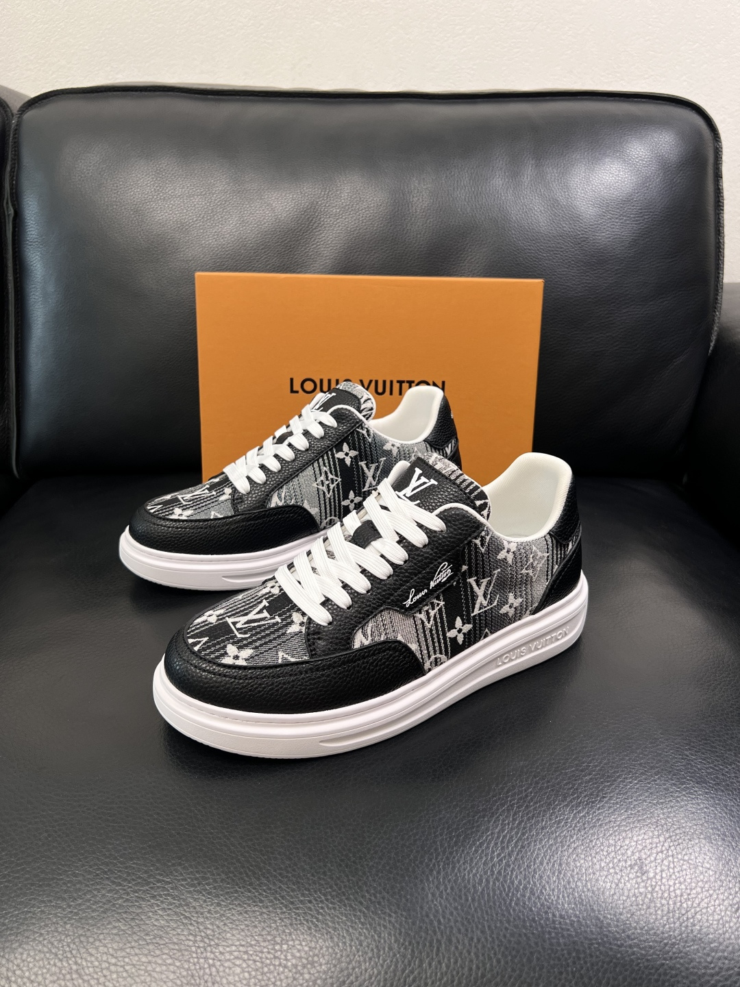 Lv  高品质  顶级工艺品  路易威登，运动板鞋专柜同步，鞋面意大利进口，高品质拼接缤纷色彩复杂工艺品
