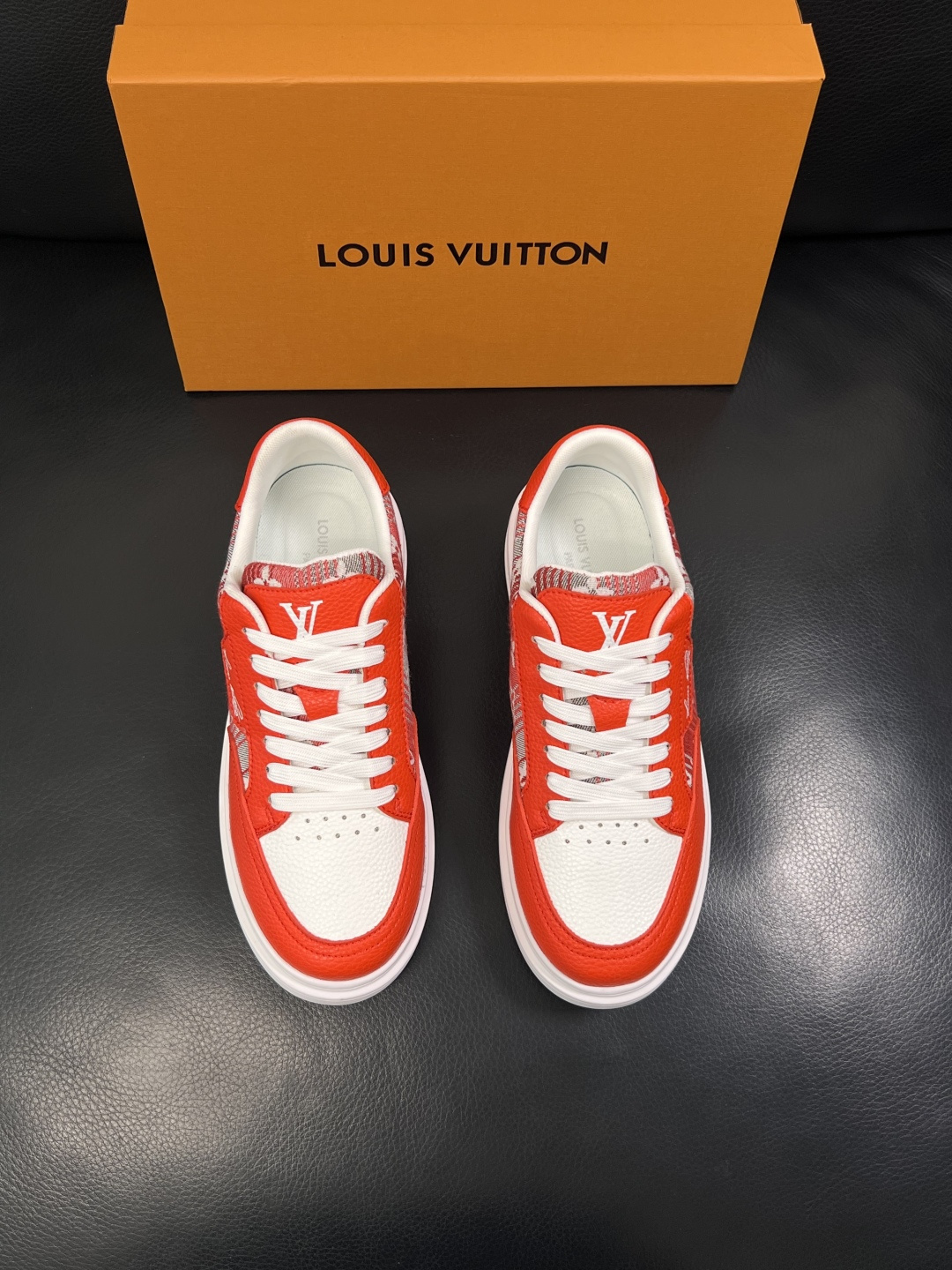 Lv  高品质  顶级工艺品  路易威登，运动板鞋专柜同步，鞋面意大利进口，高品质拼接缤纷色彩复杂工艺品