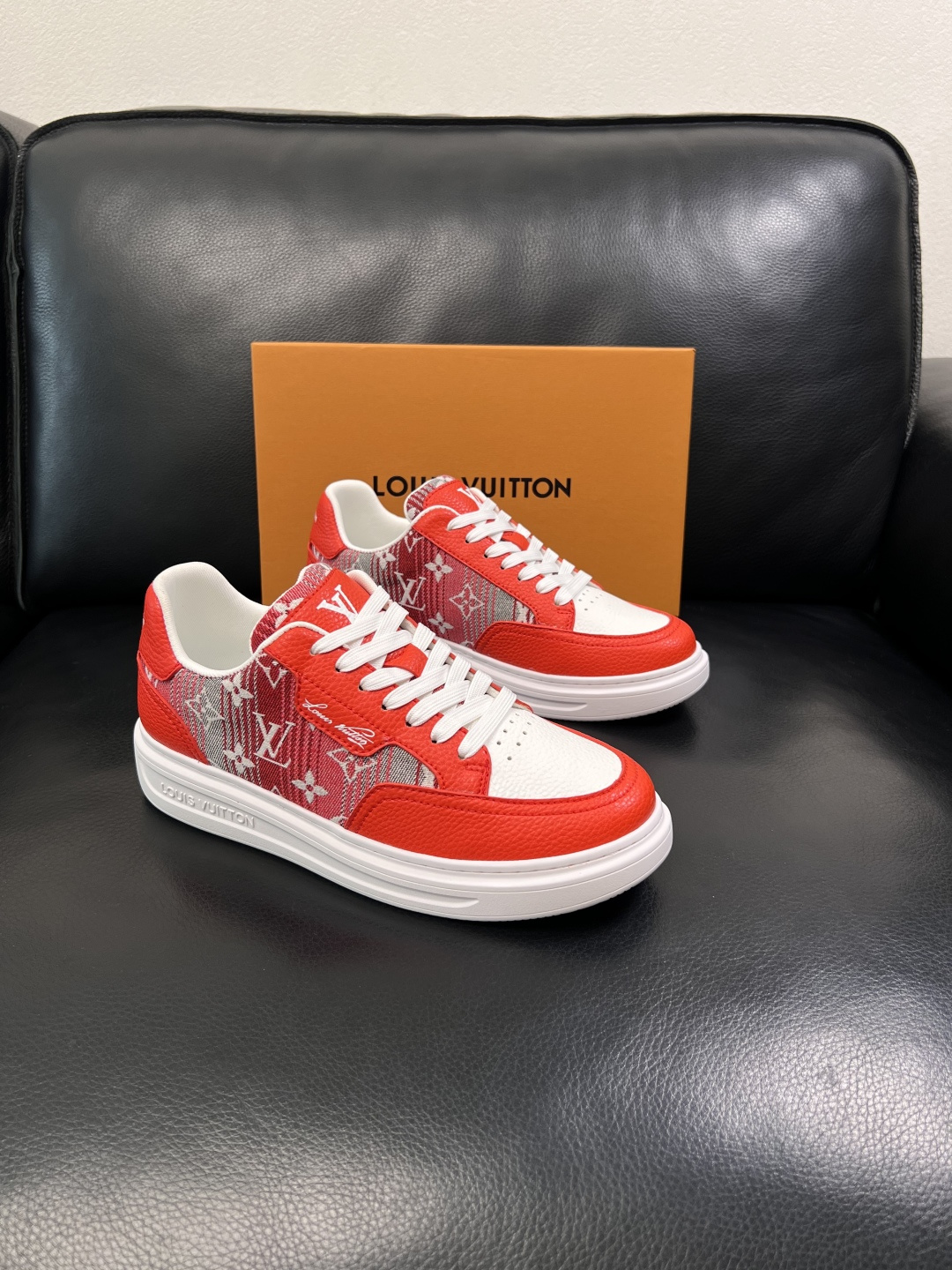 Lv  高品质  顶级工艺品  路易威登，运动板鞋专柜同步，鞋面意大利进口，高品质拼接缤纷色彩复杂工艺品