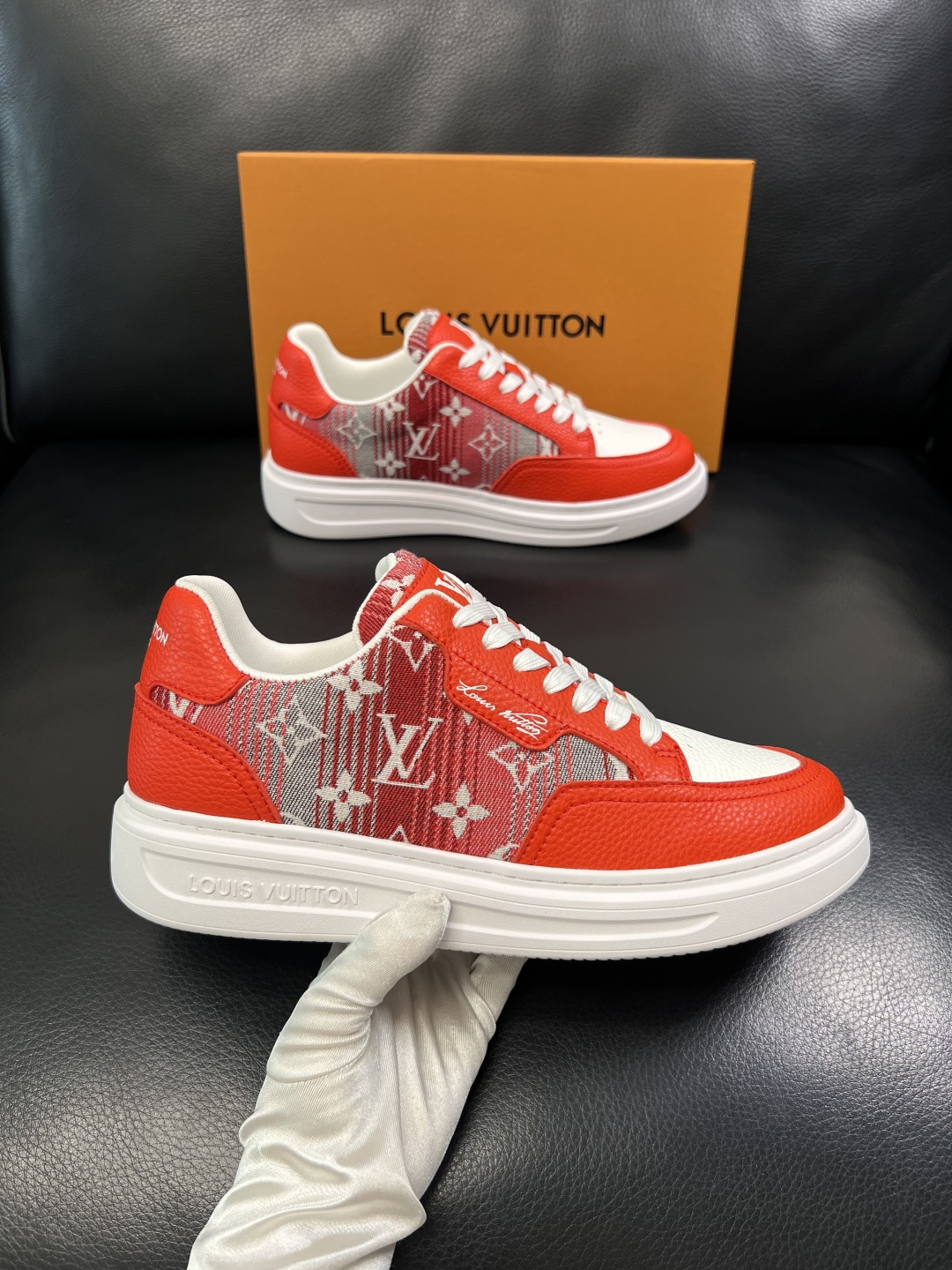 Lv  高品质  顶级工艺品  路易威登，运动板鞋专柜同步，鞋面意大利进口，高品质拼接缤纷色彩复杂工艺品