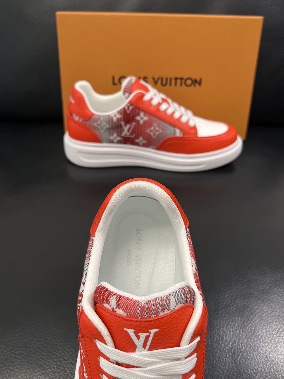 Lv  高品质  顶级工艺品  路易威登，运动板鞋专柜同步，鞋面意大利进口，高品质拼接缤纷色彩复杂工艺品