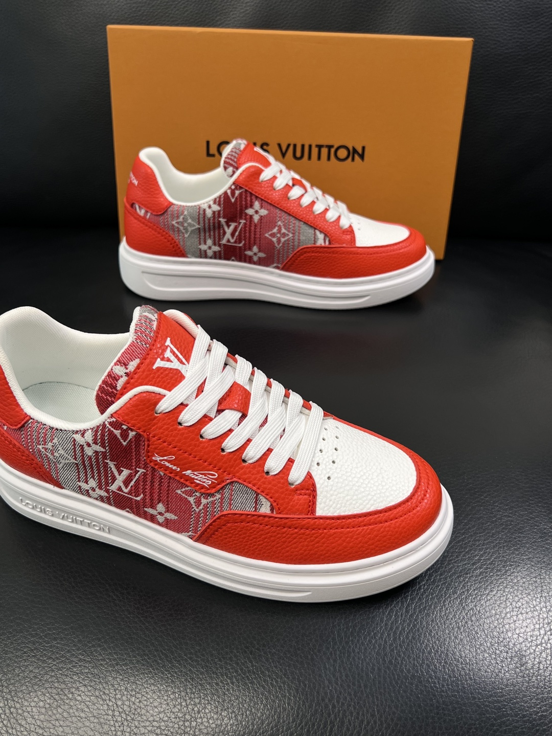 Lv  高品质  顶级工艺品  路易威登，运动板鞋专柜同步，鞋面意大利进口，高品质拼接缤纷色彩复杂工艺品