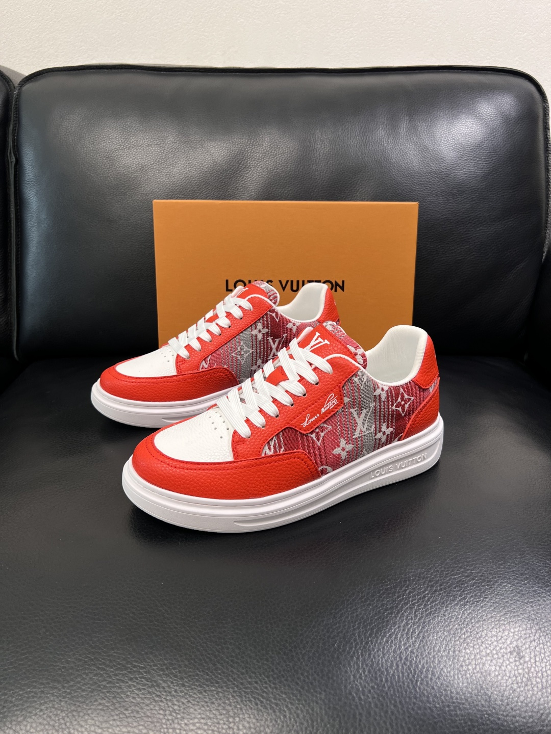 Lv  高品质  顶级工艺品  路易威登，运动板鞋专柜同步，鞋面意大利进口，高品质拼接缤纷色彩复杂工艺品