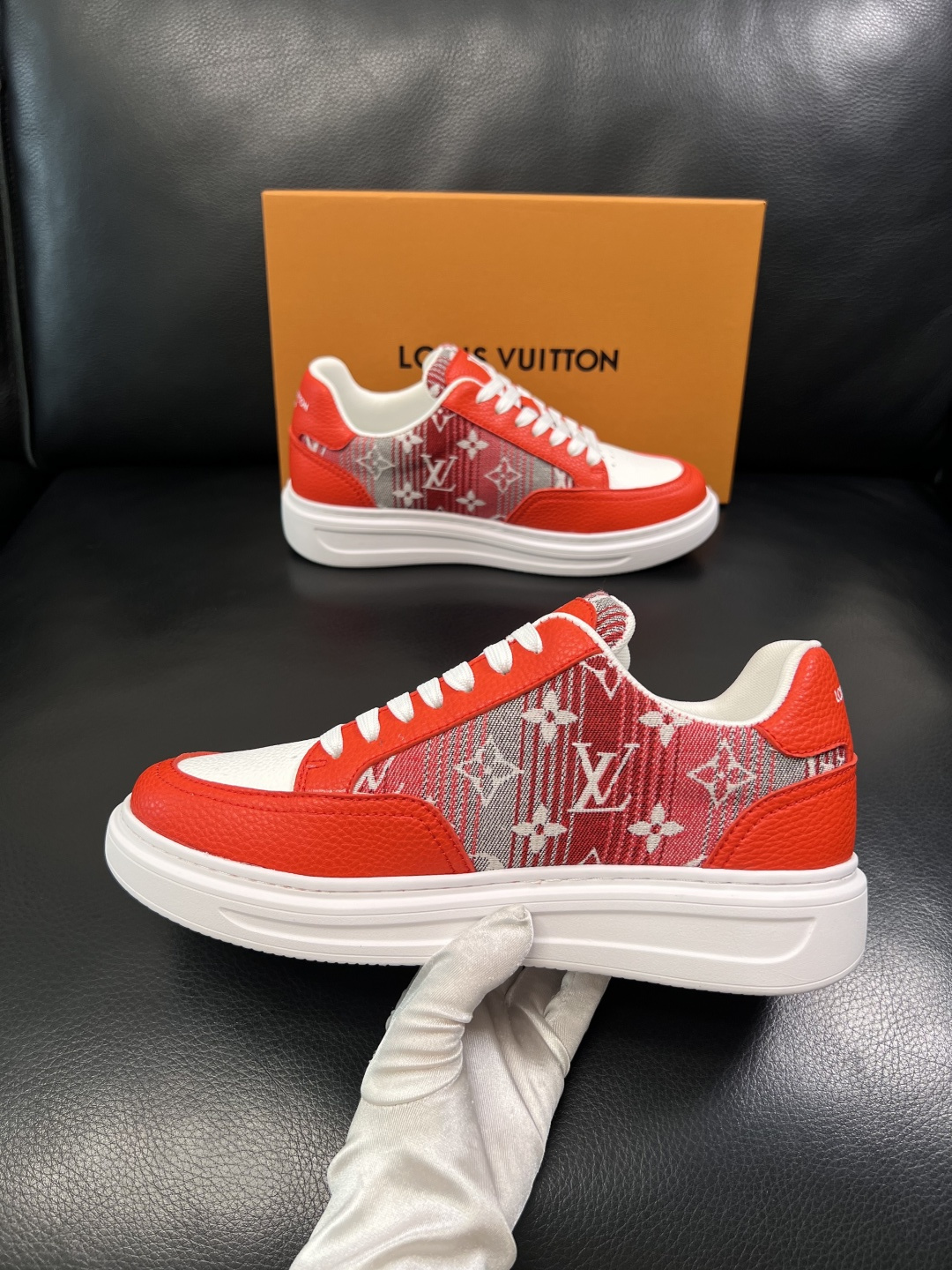 Lv  高品质  顶级工艺品  路易威登，运动板鞋专柜同步，鞋面意大利进口，高品质拼接缤纷色彩复杂工艺品
