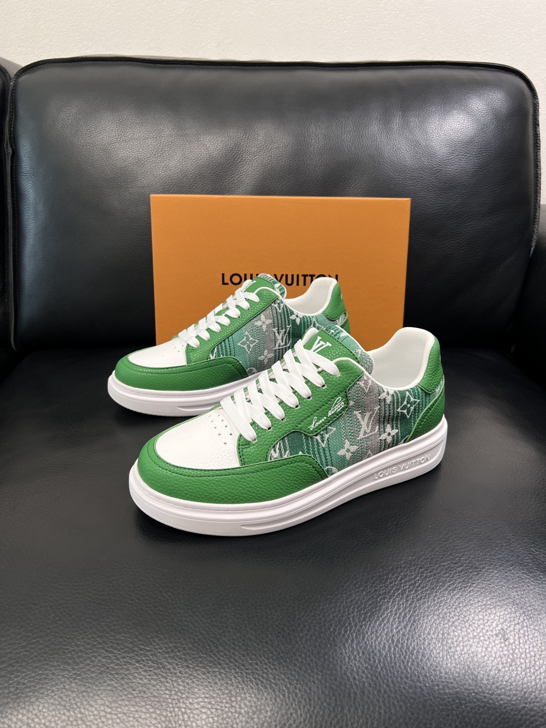 Lv  高品质  顶级工艺品  路易威登，运动板鞋专柜同步，鞋面意大利进口，高品质拼接缤纷色彩复杂工艺品