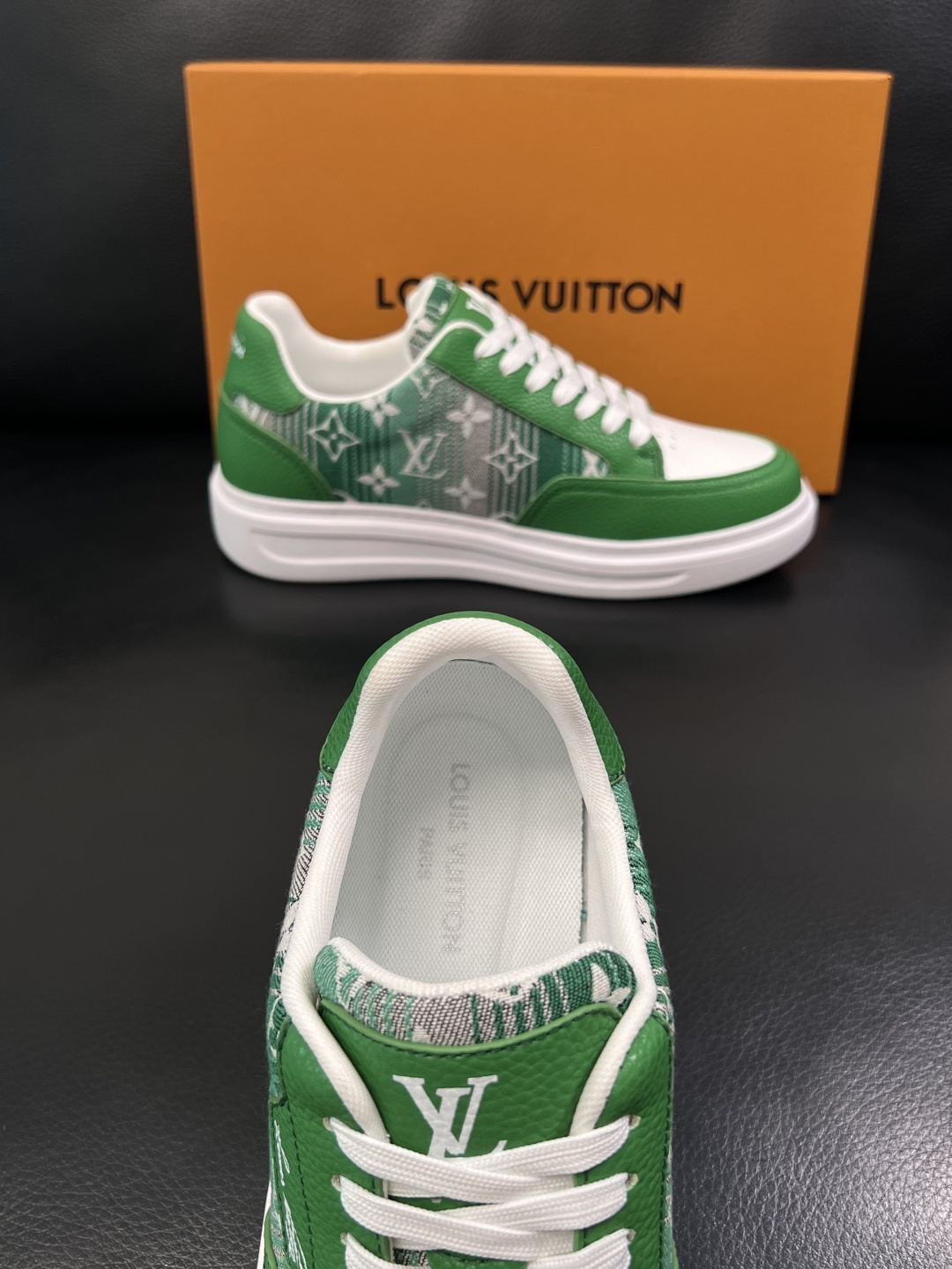 Lv  高品质  顶级工艺品  路易威登，运动板鞋专柜同步，鞋面意大利进口，高品质拼接缤纷色彩复杂工艺品