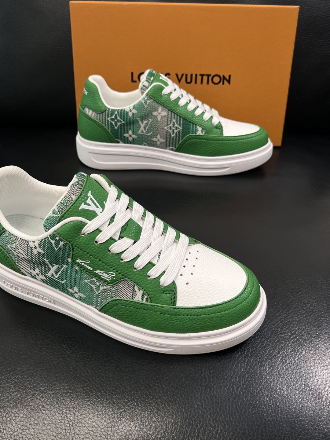 Lv  高品质  顶级工艺品  路易威登，运动板鞋专柜同步，鞋面意大利进口，高品质拼接缤纷色彩复杂工艺品