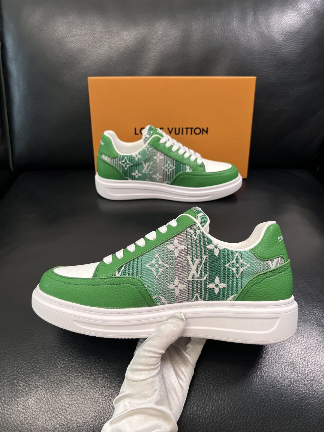 Lv  高品质  顶级工艺品  路易威登，运动板鞋专柜同步，鞋面意大利进口，高品质拼接缤纷色彩复杂工艺品